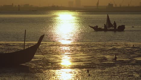 Silhouette-Asiatischer-Fischer-Ruderboot